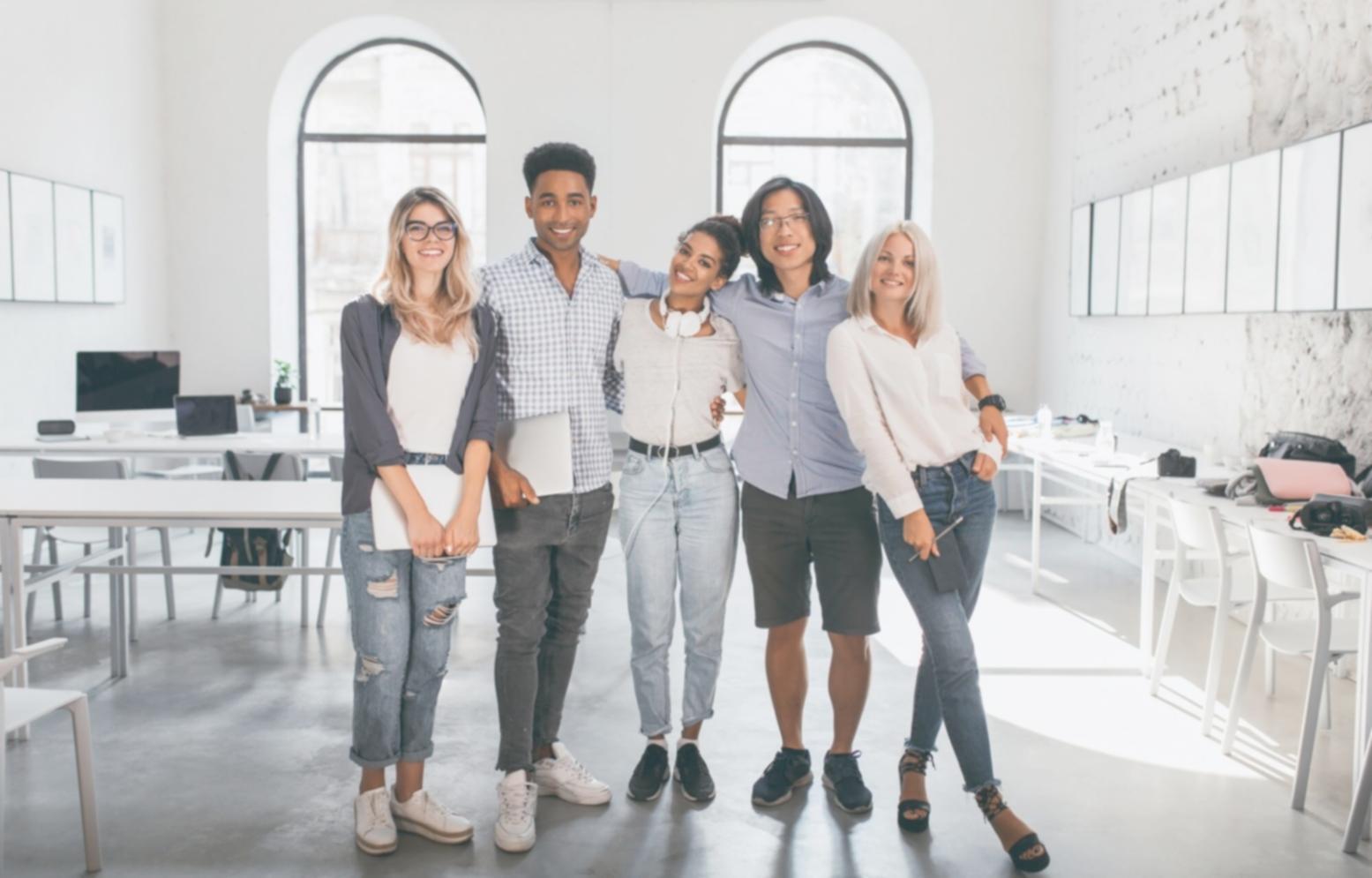 Person beim konzentrierten Lernen mit Laptop und Notizbuch